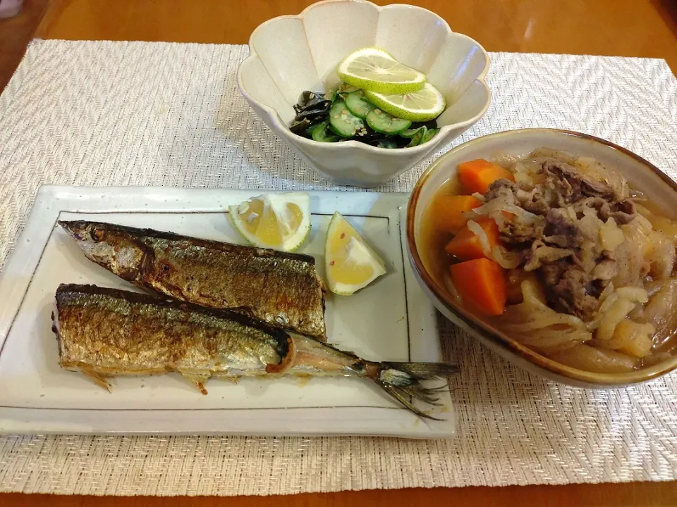 Snapdishの料理写真:☆焼きサンマ
☆肉じゃが
☆酢の物|chikakoさん