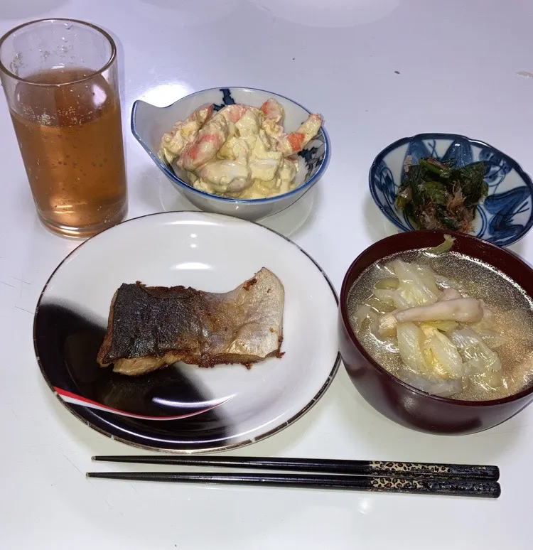 晩御飯(^^)☆つばすの塩焼き☆ほうれん草のお浸し☆海老と卵のカレーマヨサラダ☆みそ汁（キャベツ、葱、しめじ、揚げ）|Saharaさん