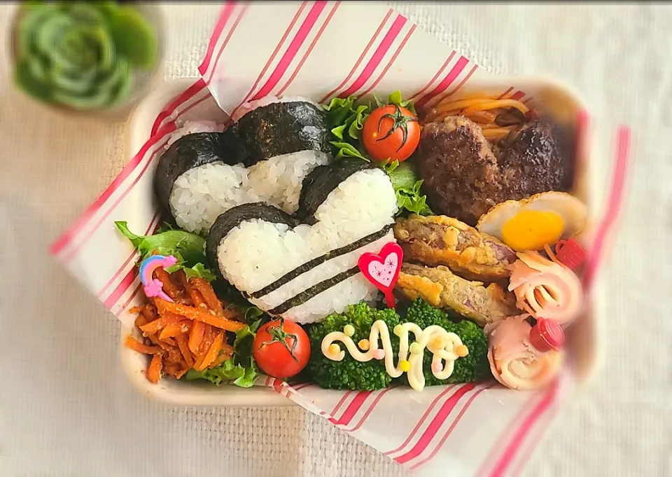 高校生お弁当
ハート❤️にこだわり過ぎて時間がかかりすぎ！💦おにぎりとハンバーグがハートです。
#ハートしばり
#❤️にこだわる|みゆりんさん