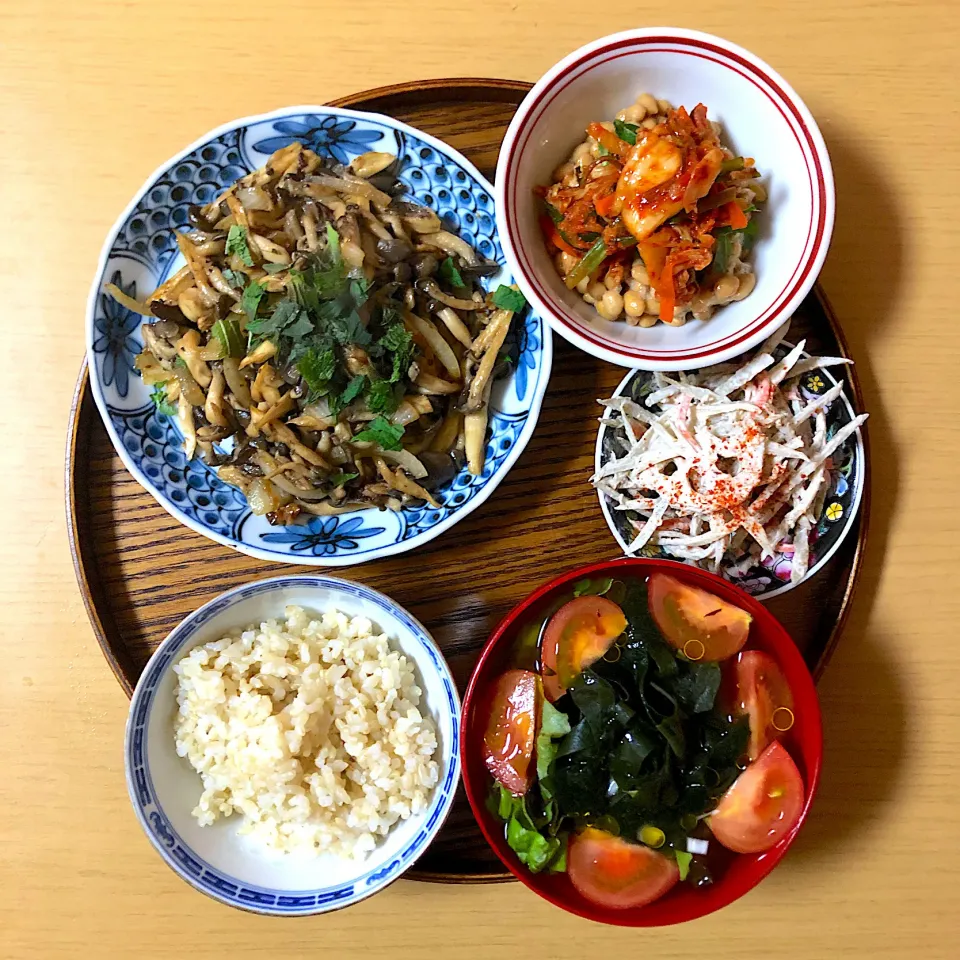 #vegan 
ヒラタケと玉ねぎの醤油炒め|makiko_aさん