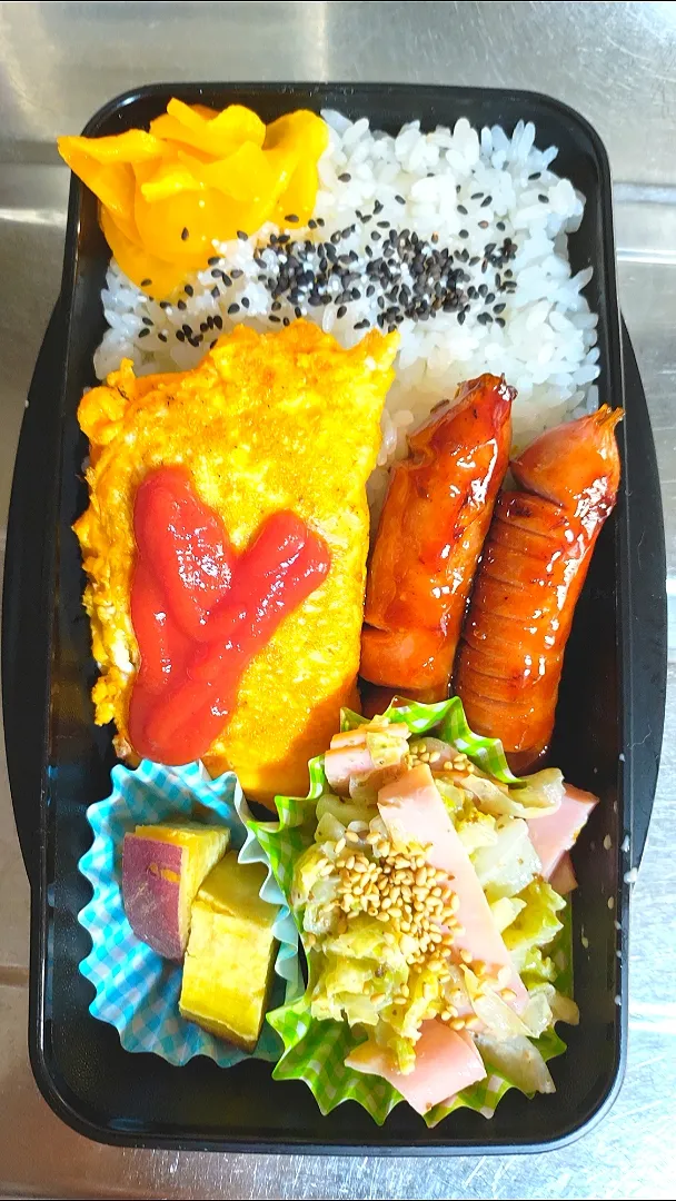 旦那弁当　2022/11/18

オムレツ
ウインナー
さつまいもの甘煮
キャベツとハムのゴマドレあえ|ユキヨメ♪さん