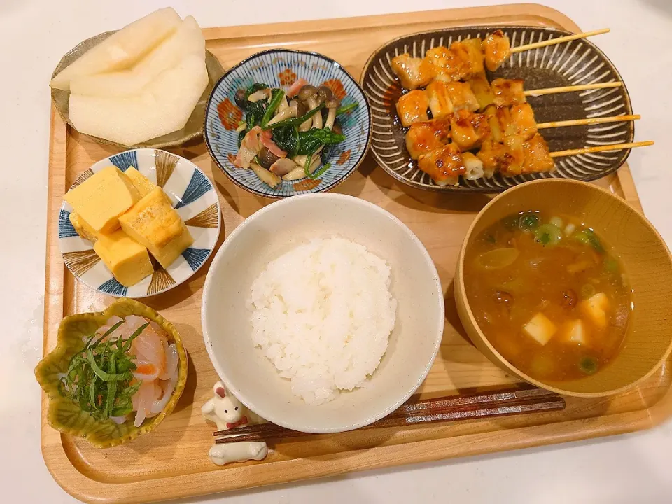 焼鳥、ほうれん草としめじのソテー、だし巻き卵、イカ明太、なめこの味噌汁、梨|sorsmdさん