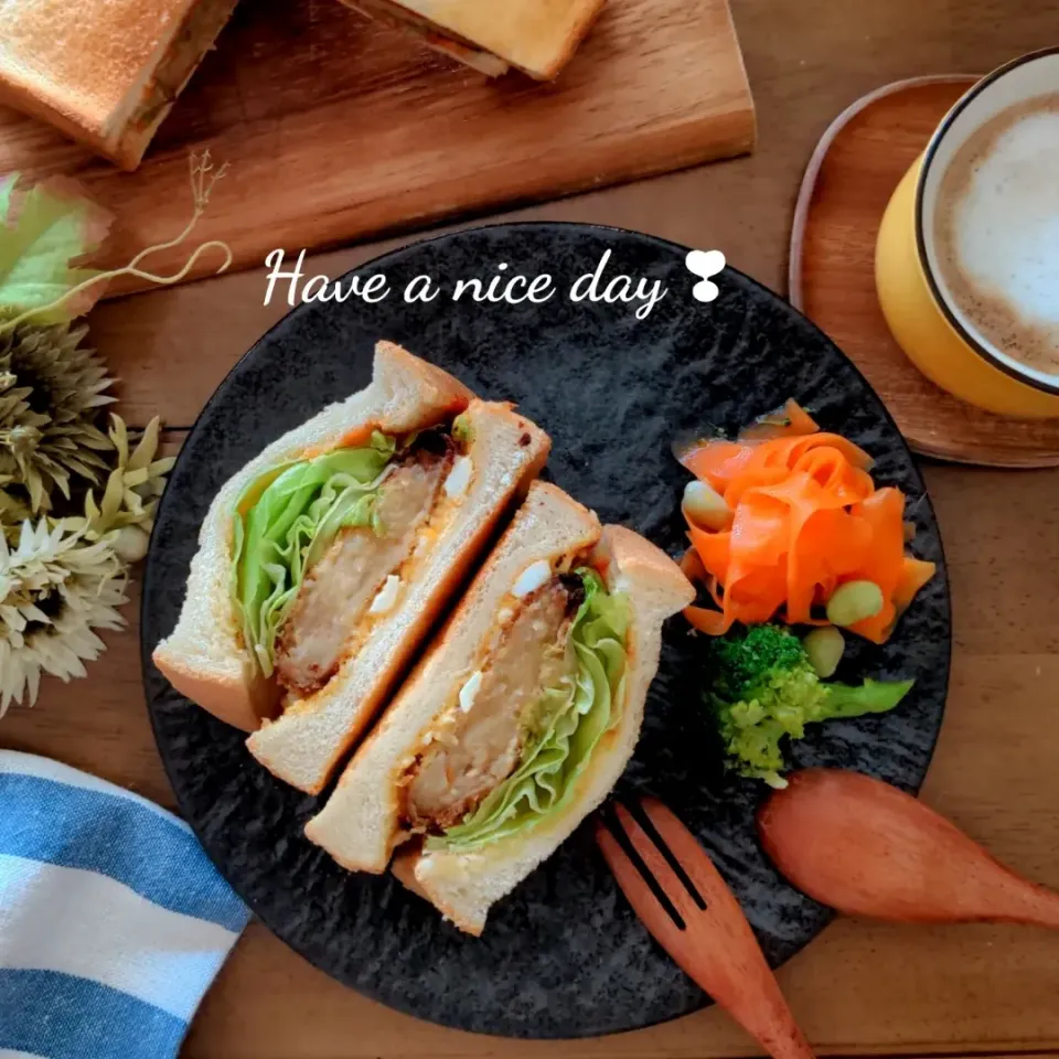 休日朝ごはん💕
照り焼きチキンのホットサンド✨|さらママさん