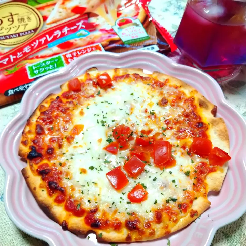 うす焼きピッツァ🍕トマトとモッツァレラチーズ|うたかた。さん