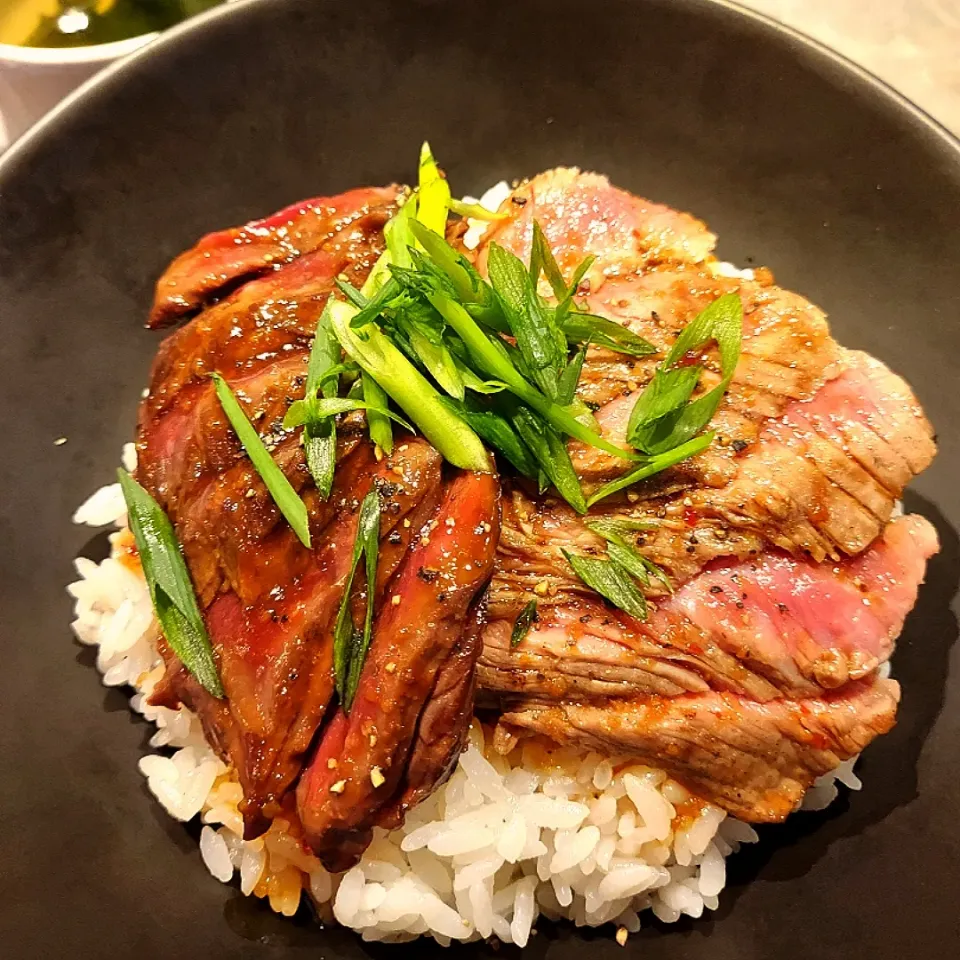 Snapdishの料理写真:ハラミ ステーキ丼|あかね空さん