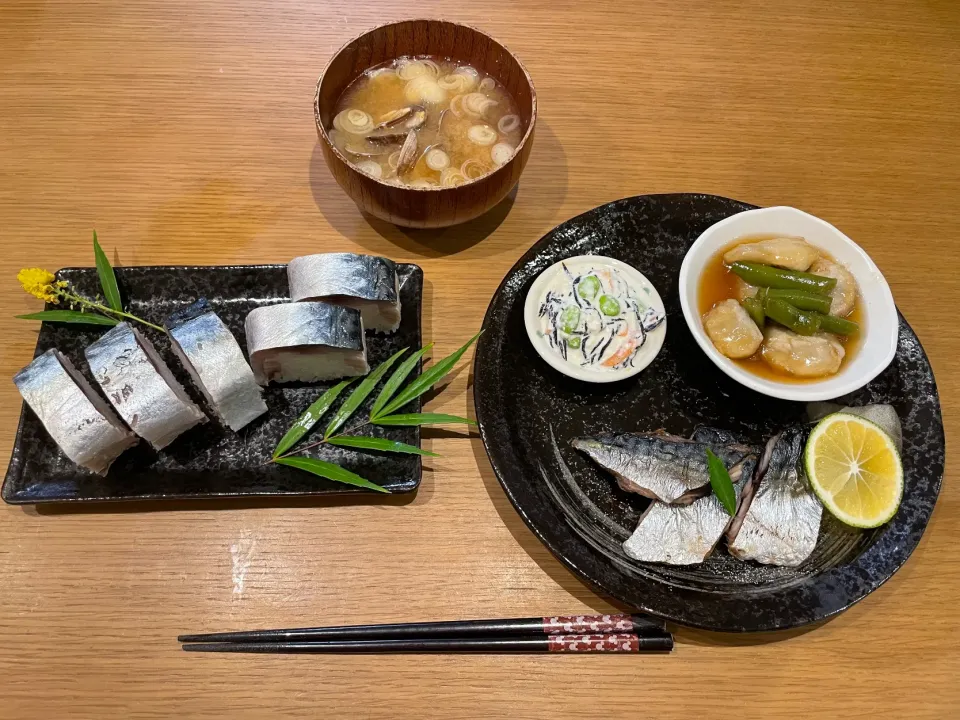 今日の晩飯 鯖押し寿司 塩焼き アサリの味噌汁 ひじきと豆腐のサラダ さといもの揚げあんかけ|おーたたくとさん