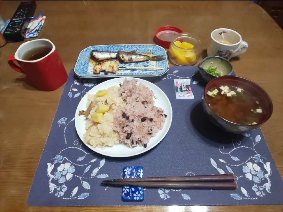 Snapdishの料理写真:お惣菜のお赤飯と栗ご飯とイワシの煮付け(夕飯)|enarinさん