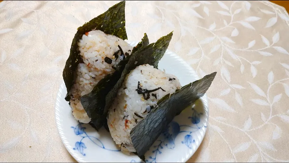 11/17の夜勤弁当
ひじきと梅干しの混ぜ込みおにぎり|卯月さん