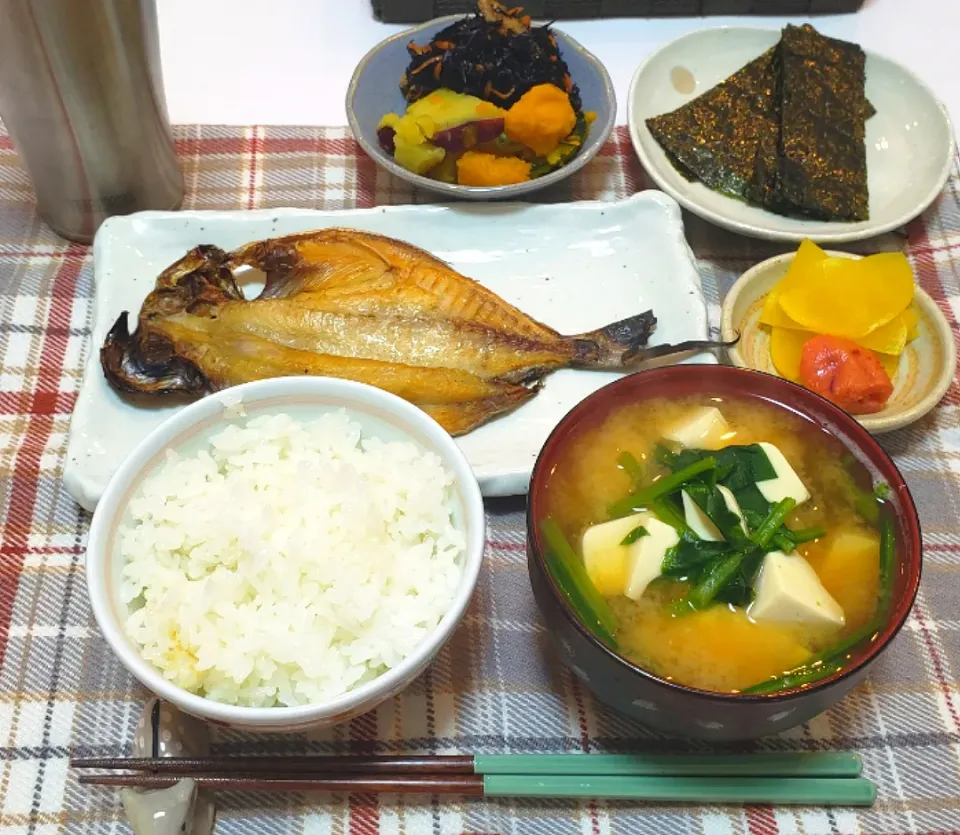 ひとり暮らしの夜ご飯
土鍋炊きごはんとアジの開き|keeijnsさん