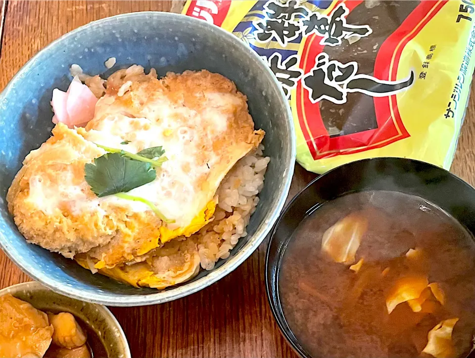 晩ごはん♯カツ丼♯料亭赤だし♯お味噌汁♯サンジルシ|小松菜さん