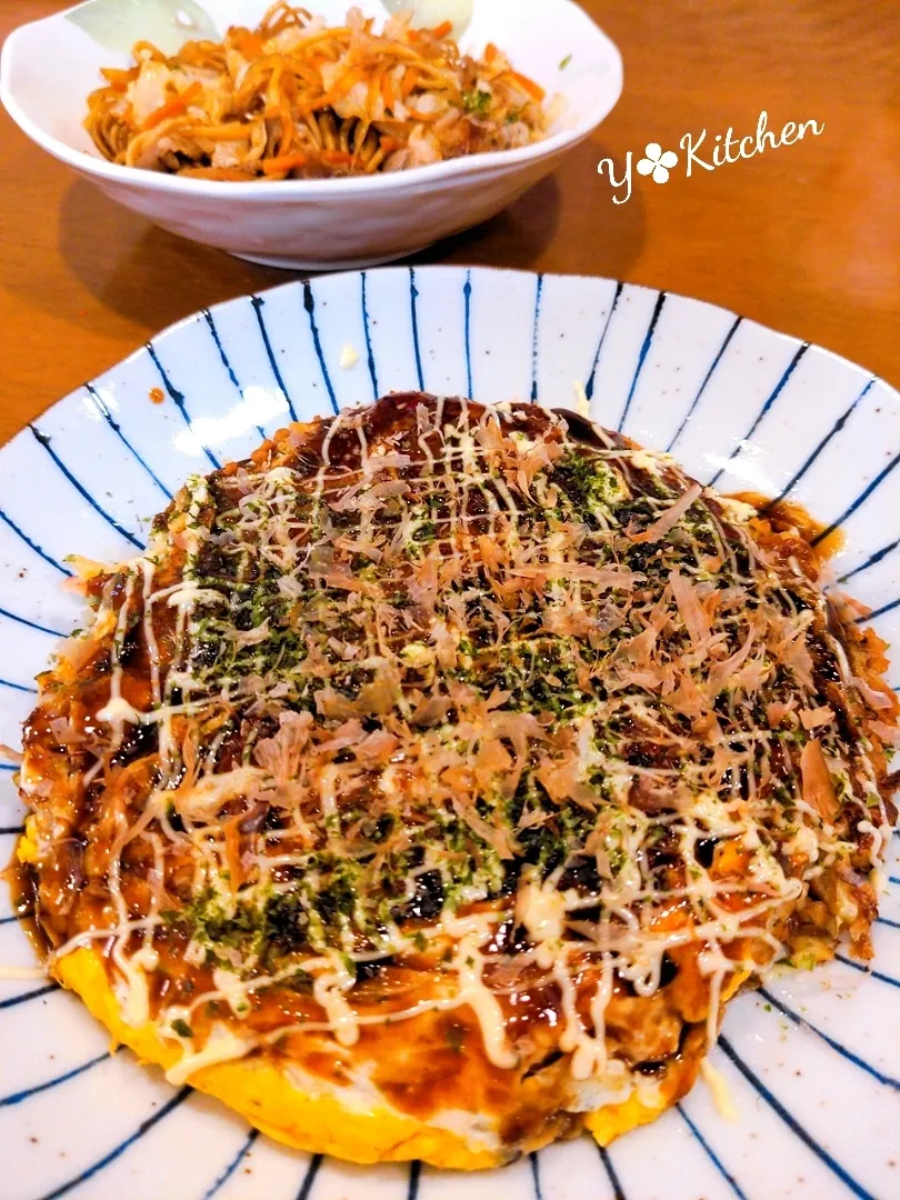 夕飯はキャベツ焼★
久々にソース系が食べたくて、焼きそばとお好み焼きを頂きます。メインのおかずは炭水化物。白ごはんとお漬けものに味噌汁付きです。|yuriさん