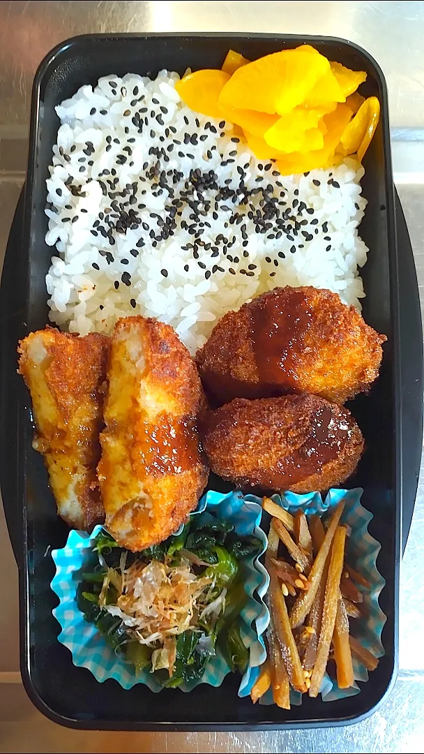 旦那弁当　2022/11/19

コロッケ
チキンカツ
きんぴらごぼう
ほうれん草のおひたし|ユキヨメ♪さん