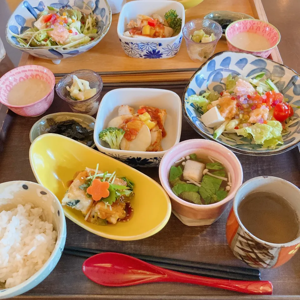 鶏肉とポテトのトマトソースグリル　　　ねぎトロサーモンと豆腐の柚子胡椒サラダコーンと豆腐のチヂミ|ちゃみこさん