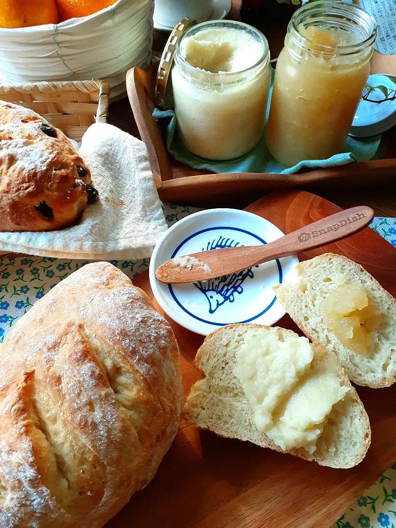 Snapdishの料理写真:シンプルなパン２種類🥖と
りんごジャムとりんごバター🍎💚🍎|fumfumさん