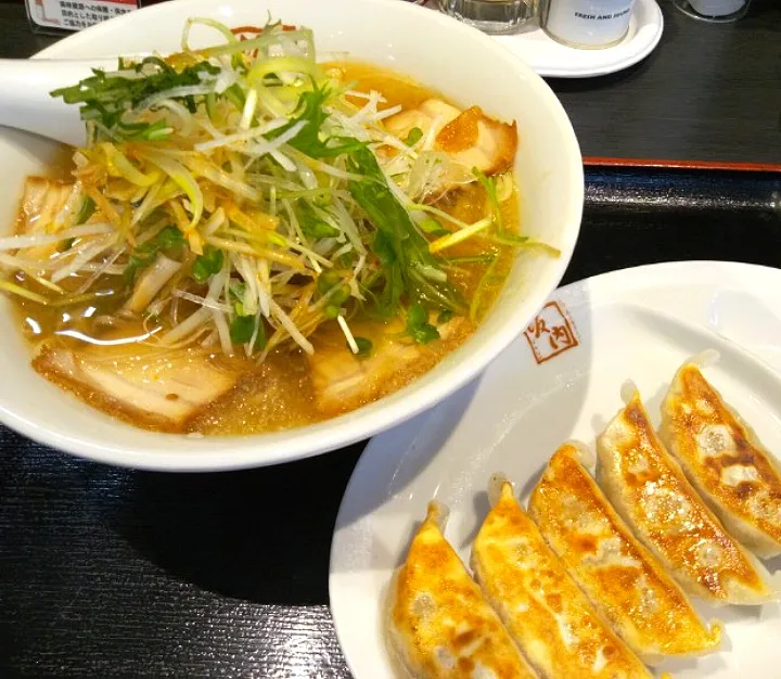 Snapdishの料理写真:'22．11/19
坂内でラーメン餃子😋|たえさん