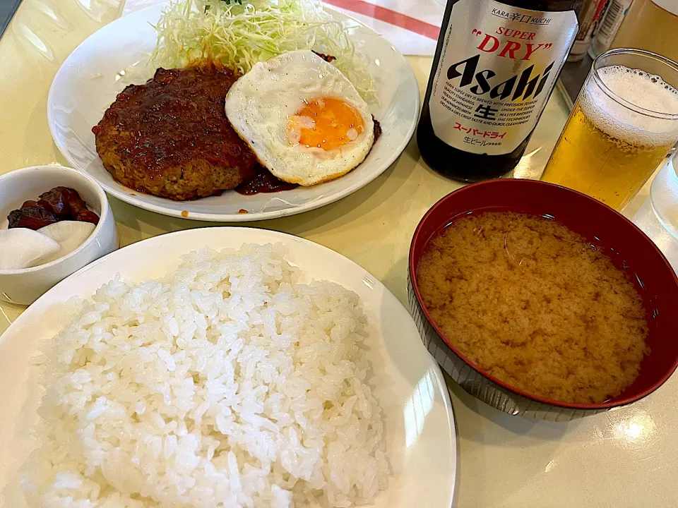 Snapdishの料理写真:老舗洋食屋さんでハンバーグ定食|須佐 浩幸さん