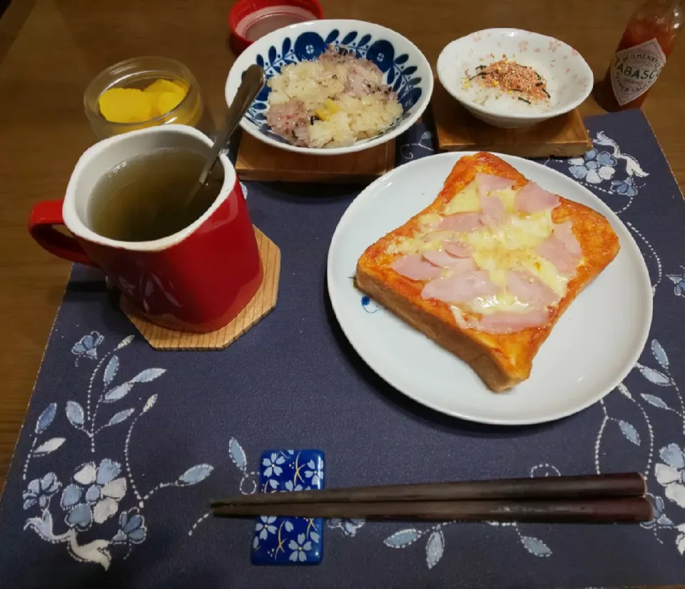 Snapdishの料理写真:ガーリックハムチーズトースト(朝ご飯)|enarinさん