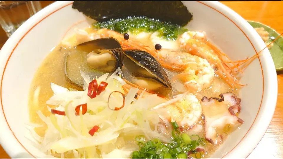 【今日の裏】
生姜らー麺専門店
ジンジャーヘッドバッド
甘エビホタテ水だこムール貝の
海の幸潮とろみそば (生姜別皿)
@大山3分
(赤羽からママチャリ29分)
22246|大脇さん