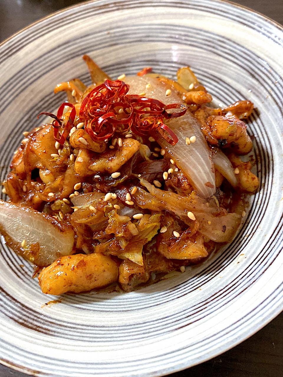 鶏皮と玉ねぎの焦がし醤油炒め