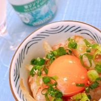 エビのユッケと翠ジンソーダ