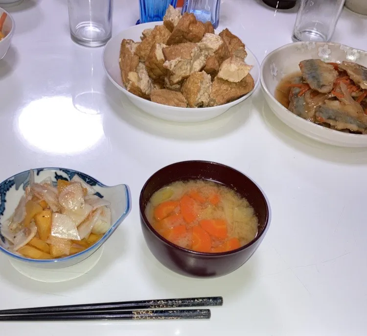 晩御飯(^^)今日も作り置きから。☆厚揚げの炊いたん☆鯵の南蛮漬け☆柿と大根とツナのサラダ☆みそ汁（白菜、葱、しめじ、人参）|Saharaさん