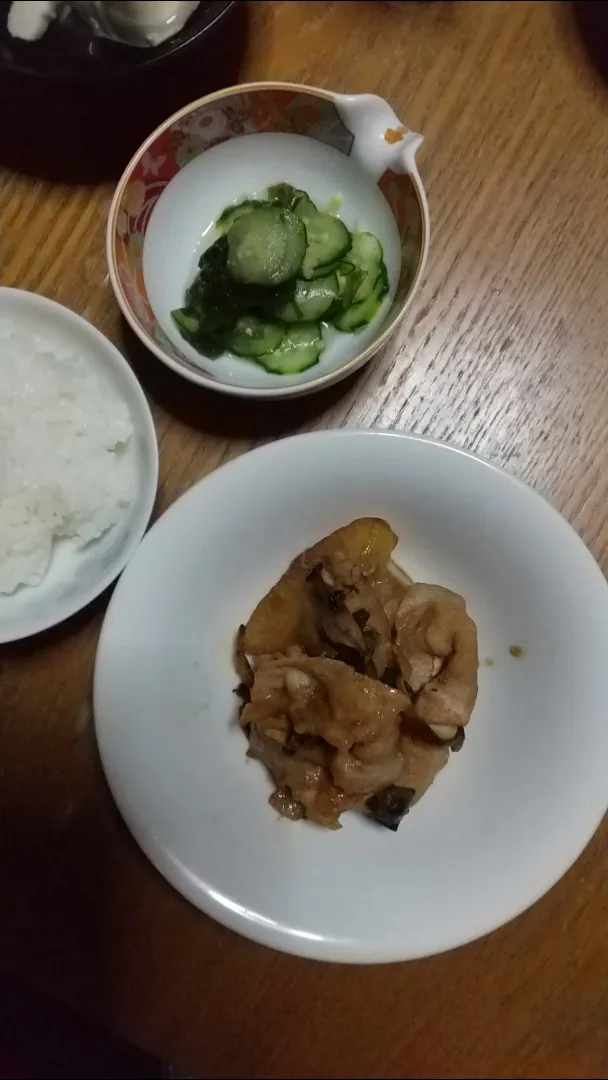 Snapdishの料理写真:豚肉と聖護院大根の炊き合わせ
きゅうりとわかめ酢物
　　
焼き大根　しめじ　豚肉ロース
きゅうりしようがわかめ　三杯酢|みやちゃんさん