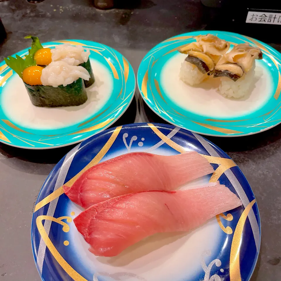 Snapdishの料理写真:寒ぶり腹身、月見いか、にし貝|T. Wonderさん