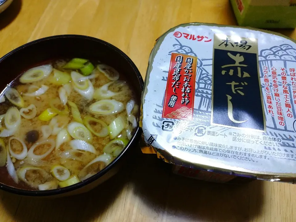 Snapdishの料理写真:ネギたっぷり、シメジのお味噌汁|だりえさん