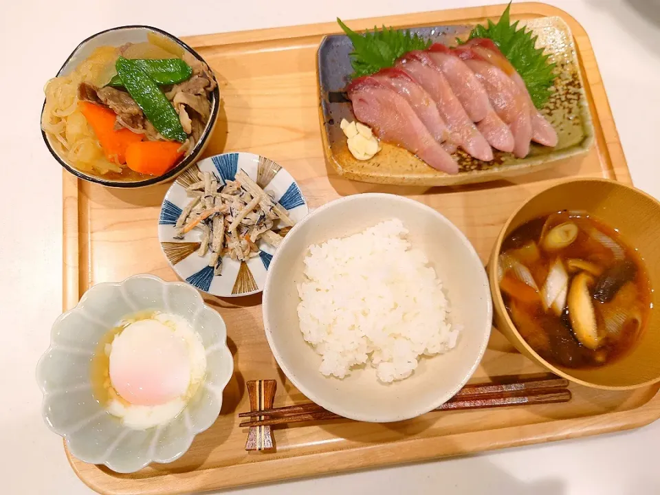 歯鰹の刺身、肉じゃが、温泉卵、ごぼうとにんじんのサラダ、味噌汁|sorsmdさん