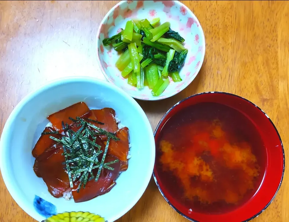 2022 1114　鮪の漬け丼　小松菜の生姜和え　豆腐とわかめのお味噌汁|いもこ。さん