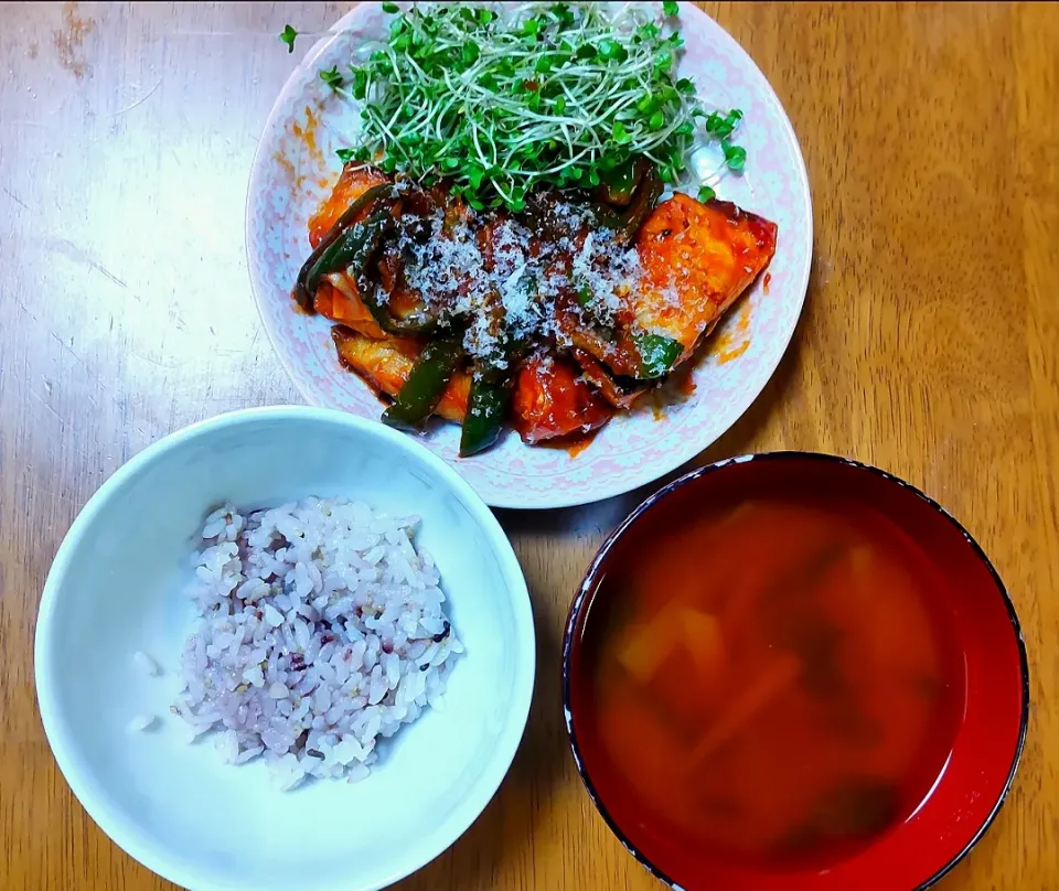 2022 1115　塩さばのケチャップ炒め　サラダ　大根とわかめのお味噌汁|いもこ。さん