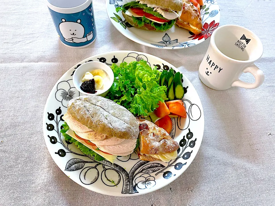 よもぎパンのチキンサンドとクランベリーパンのバナナサンド🍌🥐|ゆかりさん