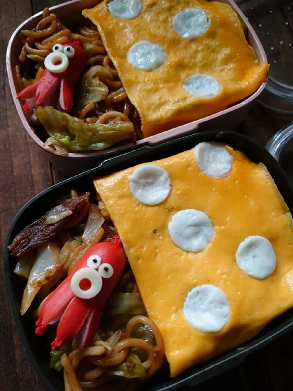 漢の…妻と長女用🍱朝から雨模様な日の水玉オムそば弁当|ᵏᵒᵘさん