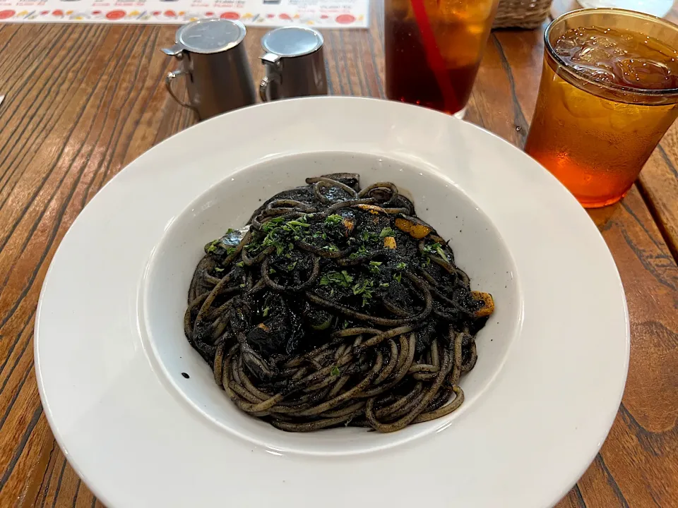 今日のランチ🍽は、イカスミスパゲッティ🍝|yokoさん