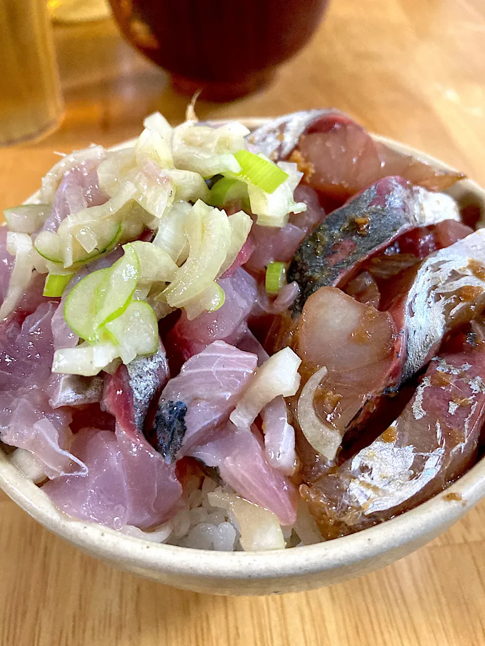 葱塩胡麻油と生姜醤油で鯵なめろう丼|小次郎さん