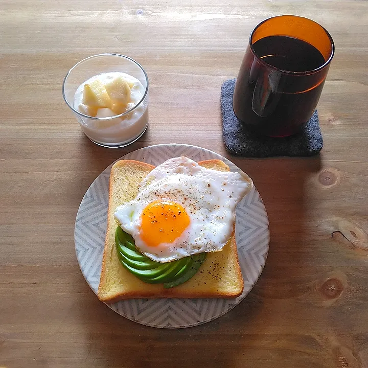 Snapdishの料理写真:アボカド目玉焼きトースト|もぐさん