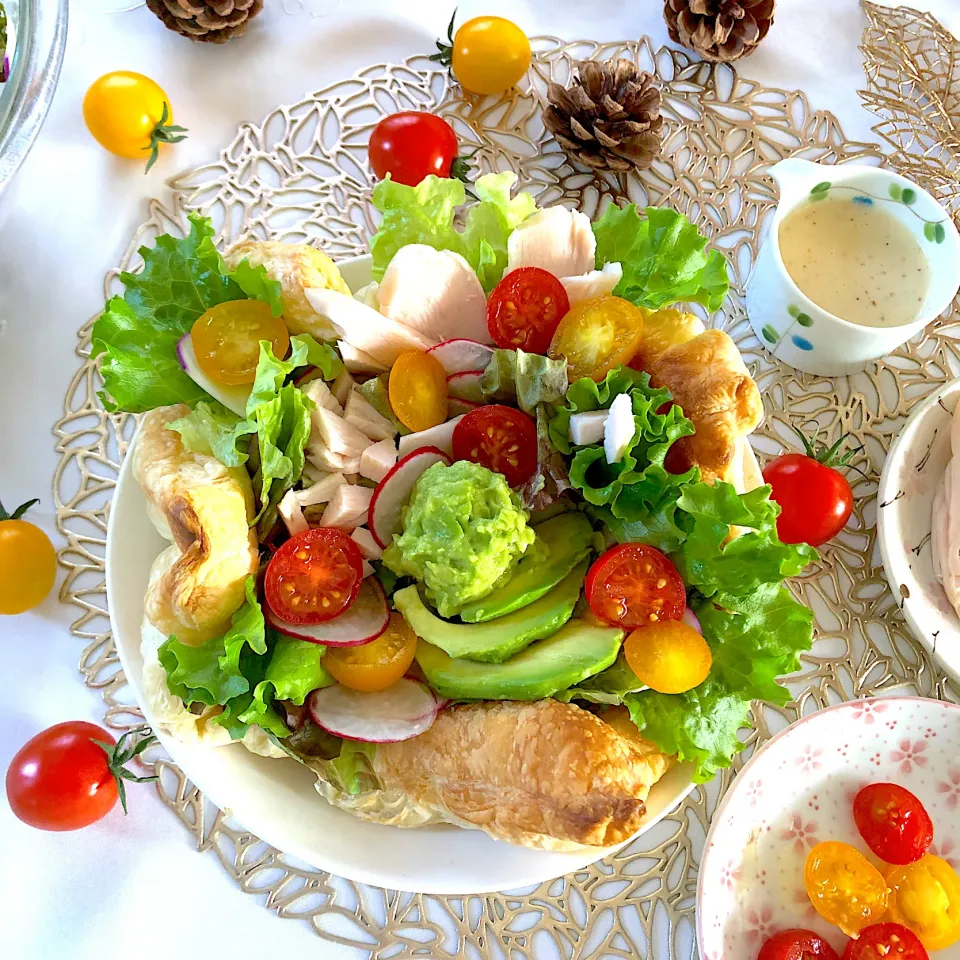 器ごと食べられるレモンチキンとアボガドのサラダボールパイ🥗|さらっと🍀さん