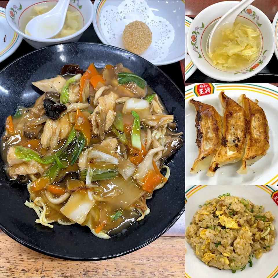 Snapdishの料理写真:あんかけ焼きそば　餃子🥟　ごま団子🍡　炒飯|るみおんさん