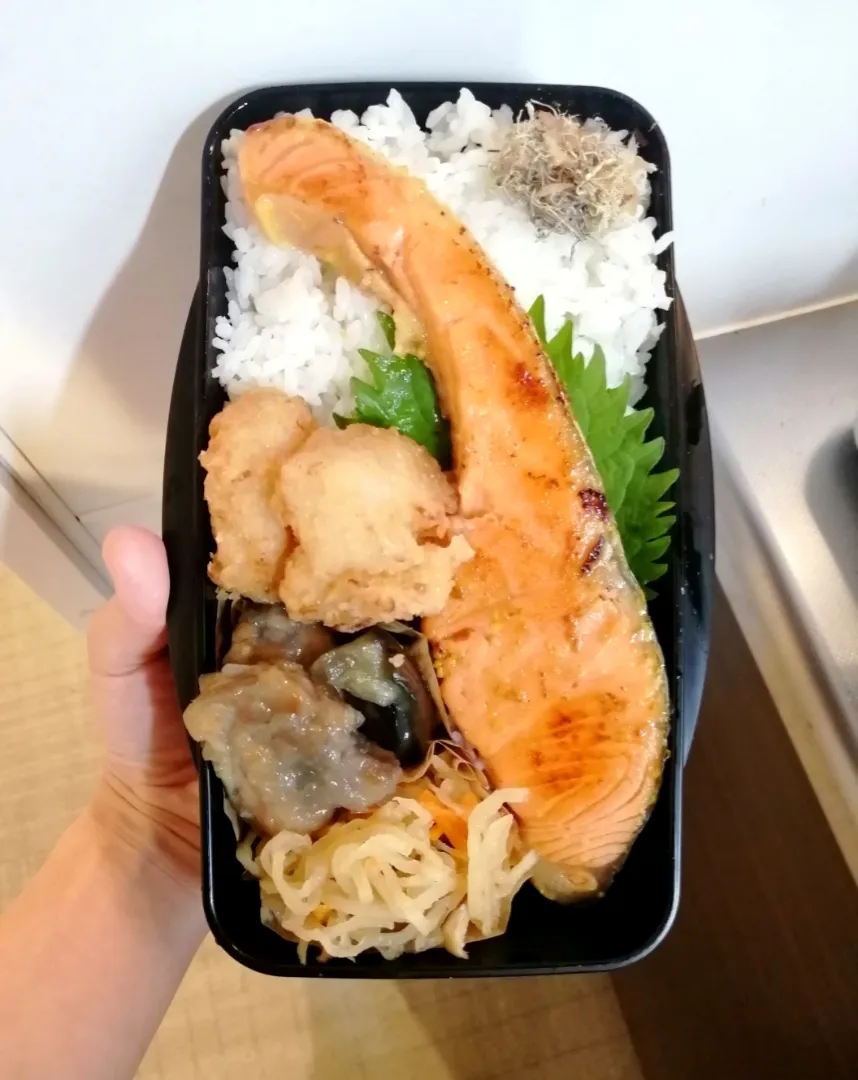 Snapdishの料理写真:味噌漬け鮭弁当|きゅーさん