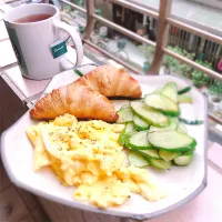 Snapdishの料理写真:scrambled eggs with 🥐 早餐|SPJWUさん