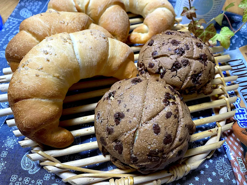 マヨルカ島の塩パン🥐とクッキー生地を載せて焼いたチョコチップメロンパン|sakurakoさん