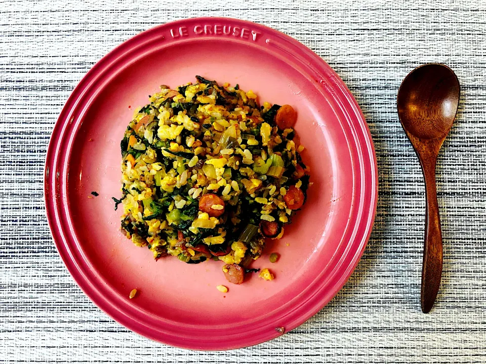 今日のおめざ🍚　三浦大根の葉っぱと辛子菜キムチの炒飯　大根の葉っぱって何に使っても美味しい〜。旬の味ですね〜♪|BUBUさん