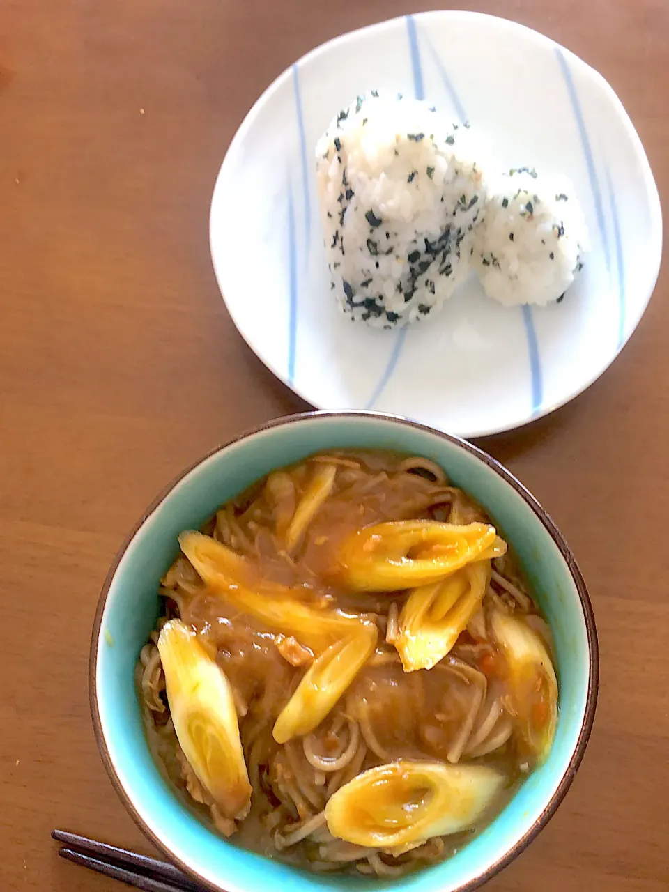 Snapdishの料理写真:カレー蕎麦とわかめおにぎりのお昼ごはん|masaさん