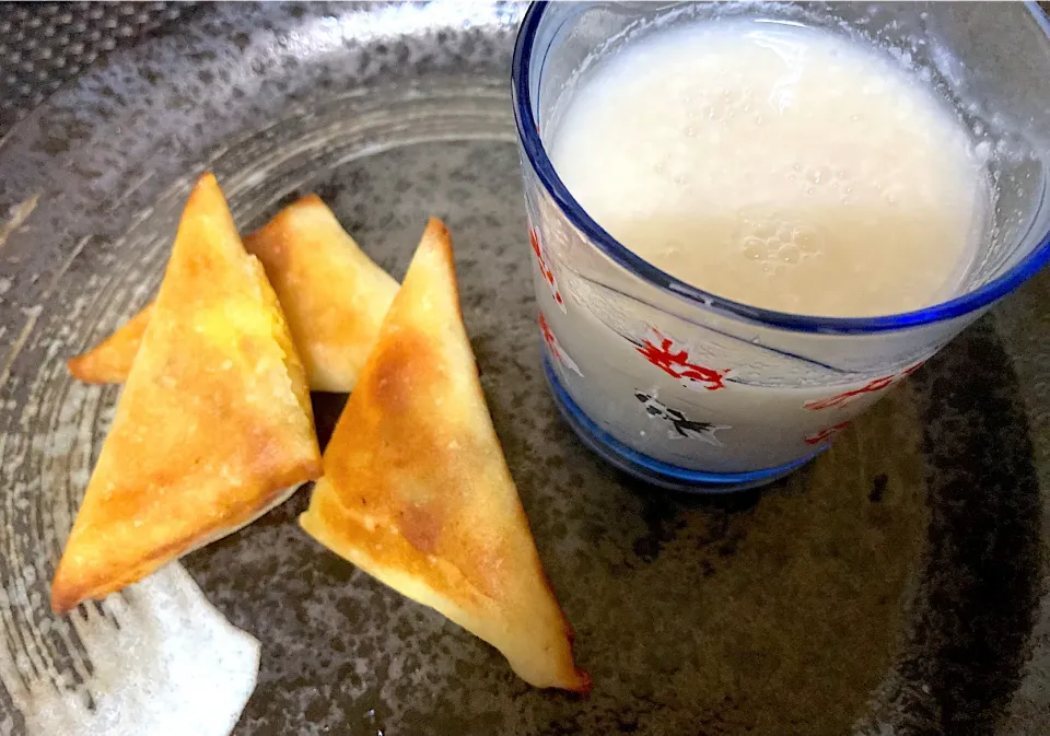 たまには甘いものが食べたい‼️手作り糀甘酒とアップル🍎スイートポテト🍠にレーズンとアーモンドを入れたフィリングを春巻きの皮で包んで揚げ焼き。お砂糖はりんごを煮るときに少しだけ入れただけです。|ナタママさん