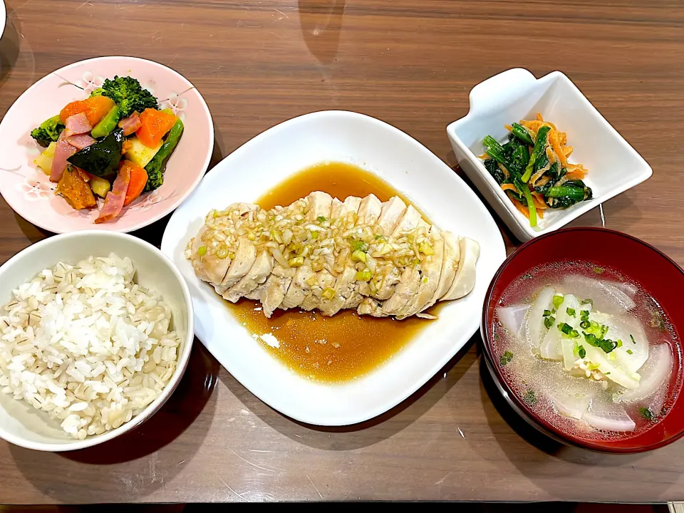 よだれ鶏　大根と鶏ひき肉の中華スープ　人参とほうれん草の味噌胡麻和え　バター温野菜|おさむん17さん