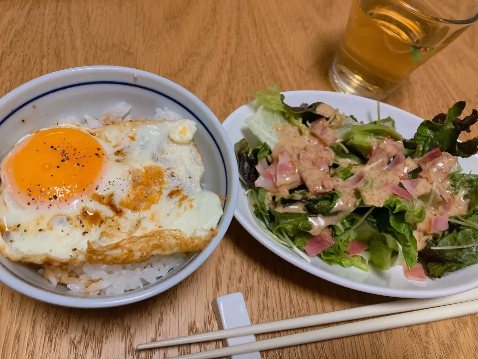 目玉焼きご飯、ベーコンサラダ|しぃさん