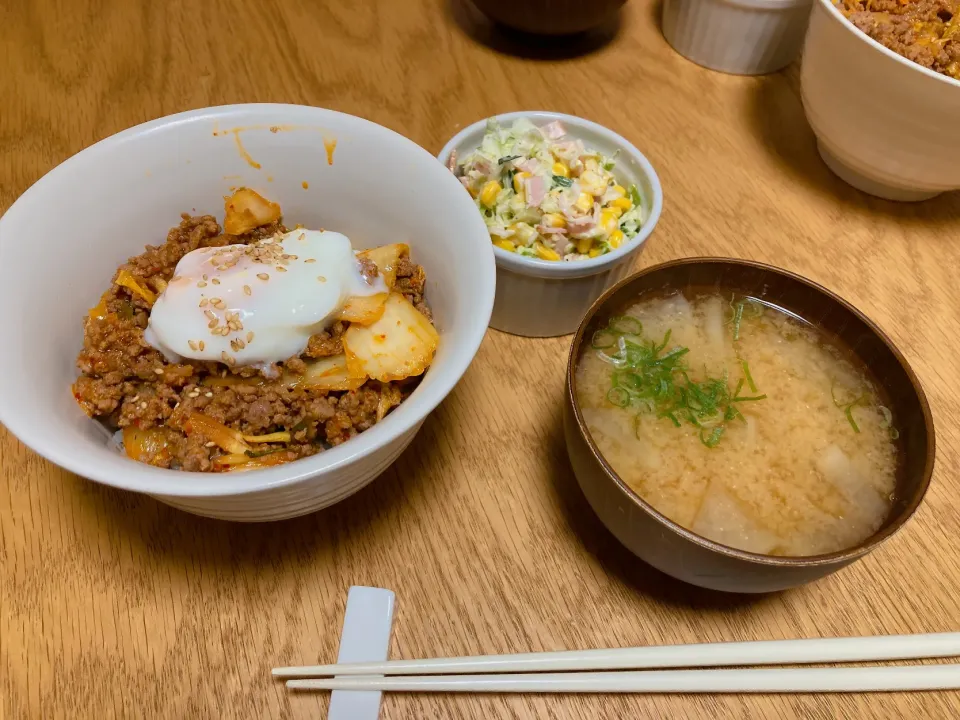 ひき肉キムチ丼、大根とさといもの味噌汁、コールスローサラダ|しぃさん