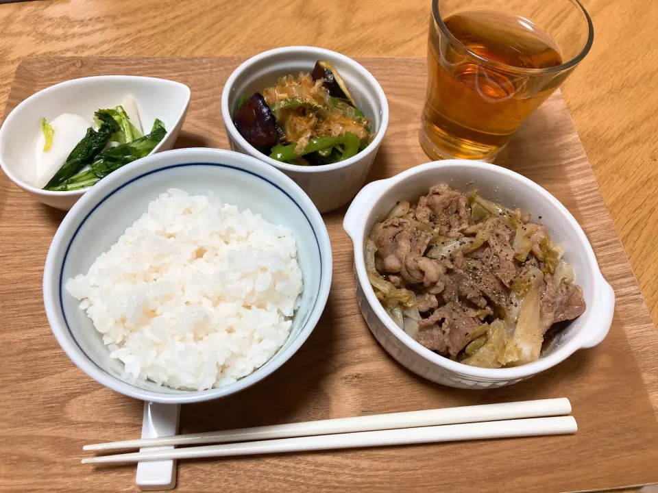 キャベツと豚バラ醤油炒め、茄子とピーマンのポン酢和え、カブの浅漬け|しぃさん