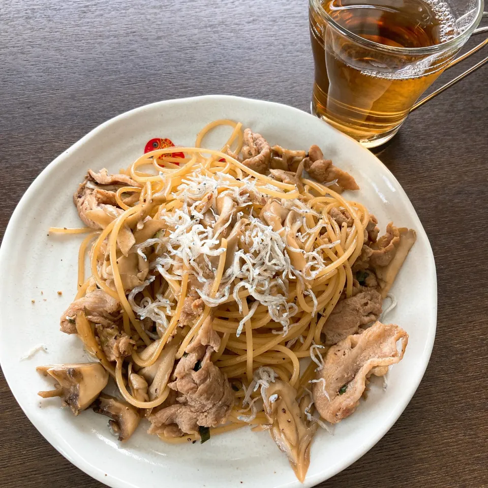 Snapdishの料理写真:舞茸豚バラちりめんのバター醤油パスタ|しぃさん