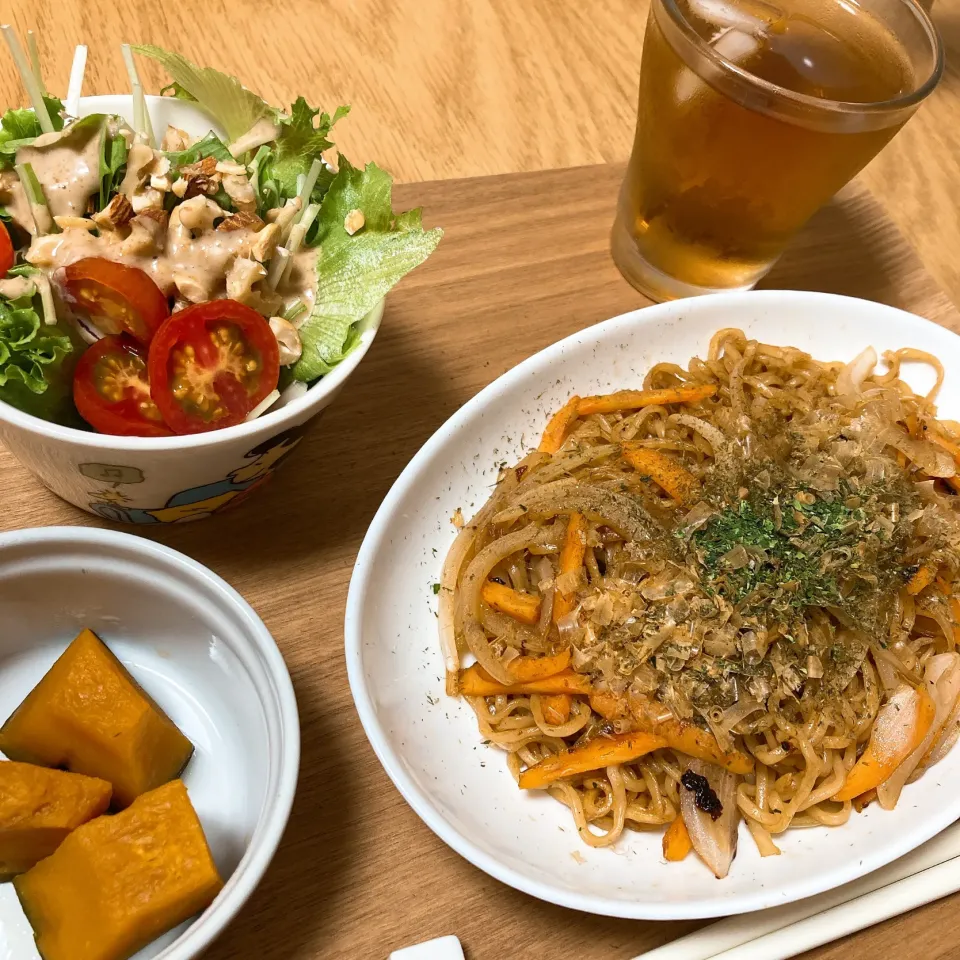 焼きそば、かぼちゃの煮物、サラダ|しぃさん